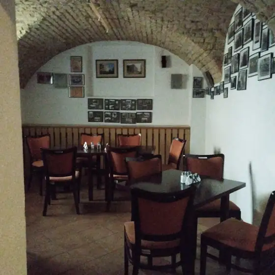 Sala z czerwonymi krzesłami